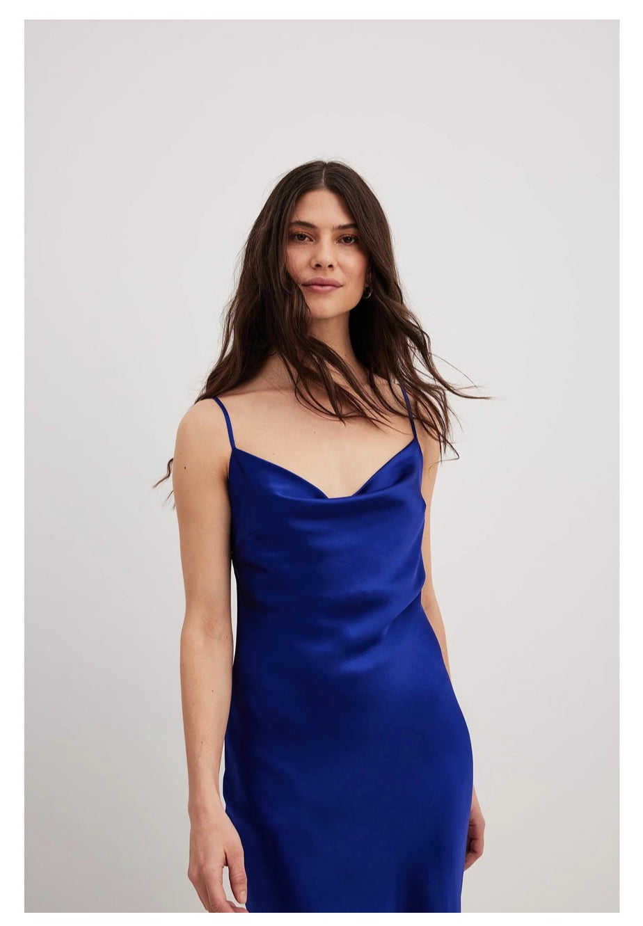 Robe longue à décolleté cascade et lanières au dos