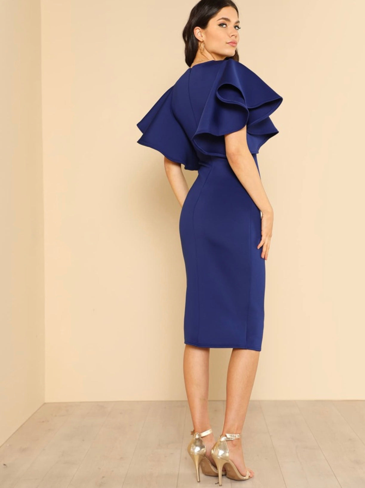 Robe ajustée avec épaules volantées asymétriques
