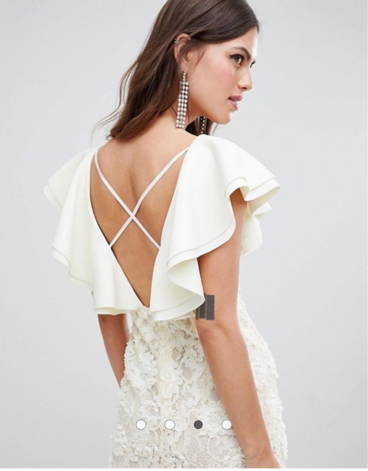 Robe en dentelle effet 3D avec manches à volants en néoprène