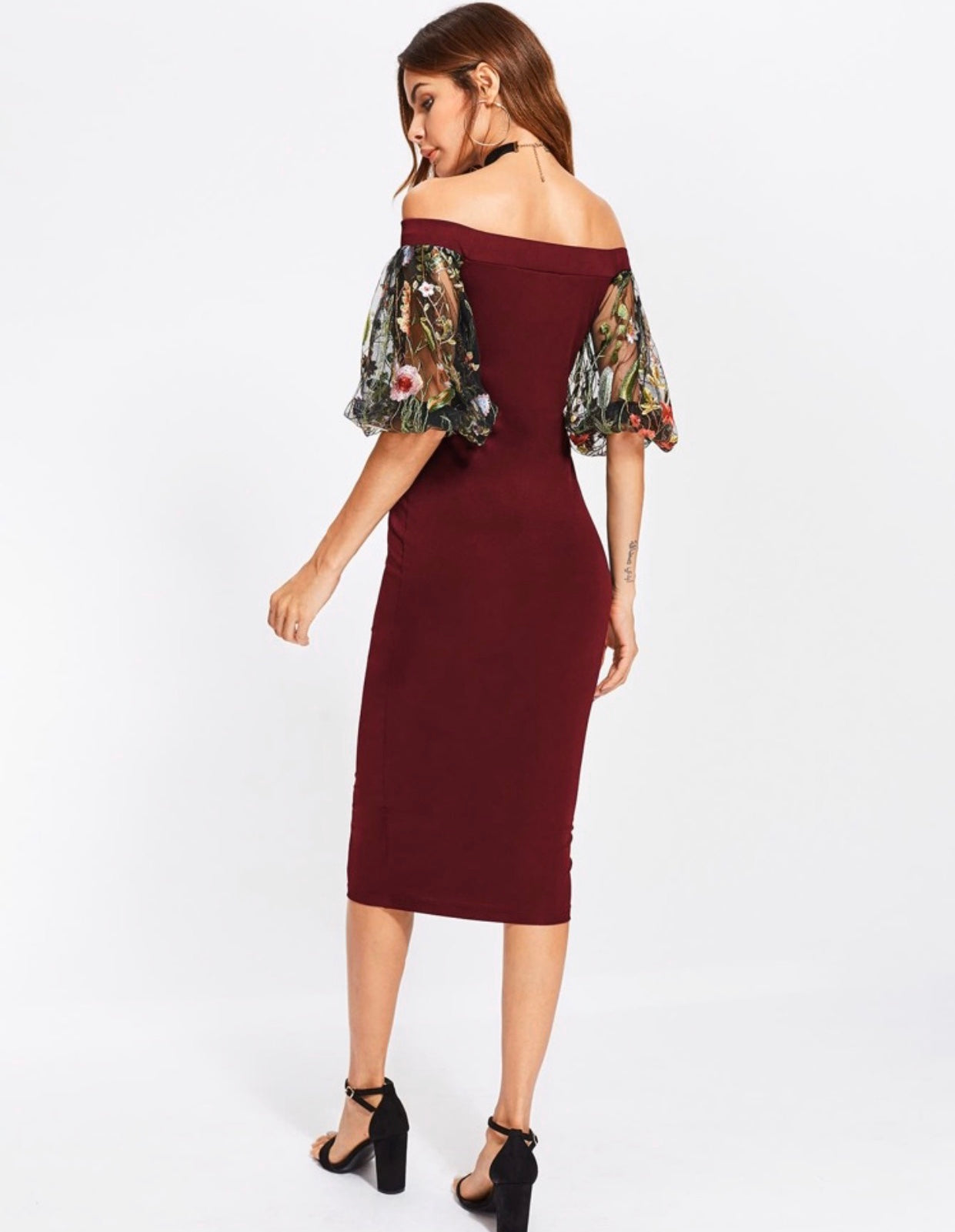 Robe avec col bateau et manches lanternes brodées