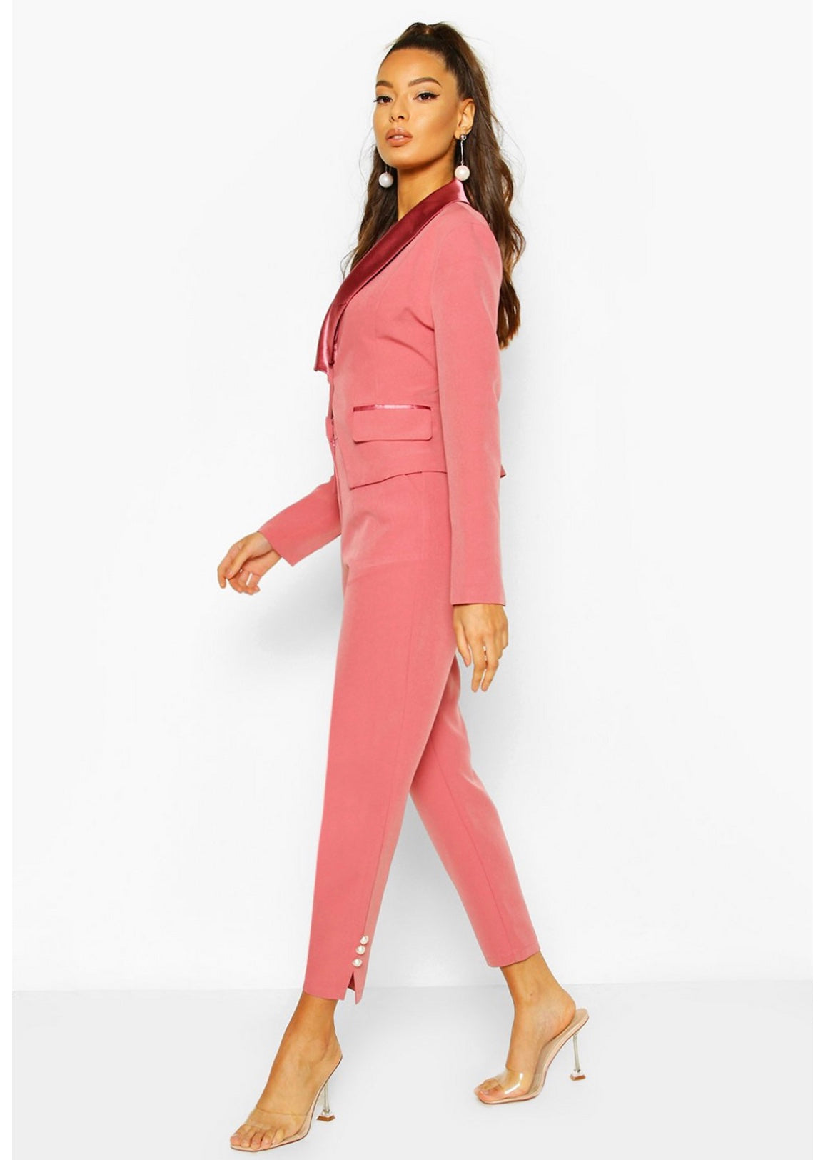 Ensemble: Blazer & Pantalon fuselé en satin à boutons nacrés