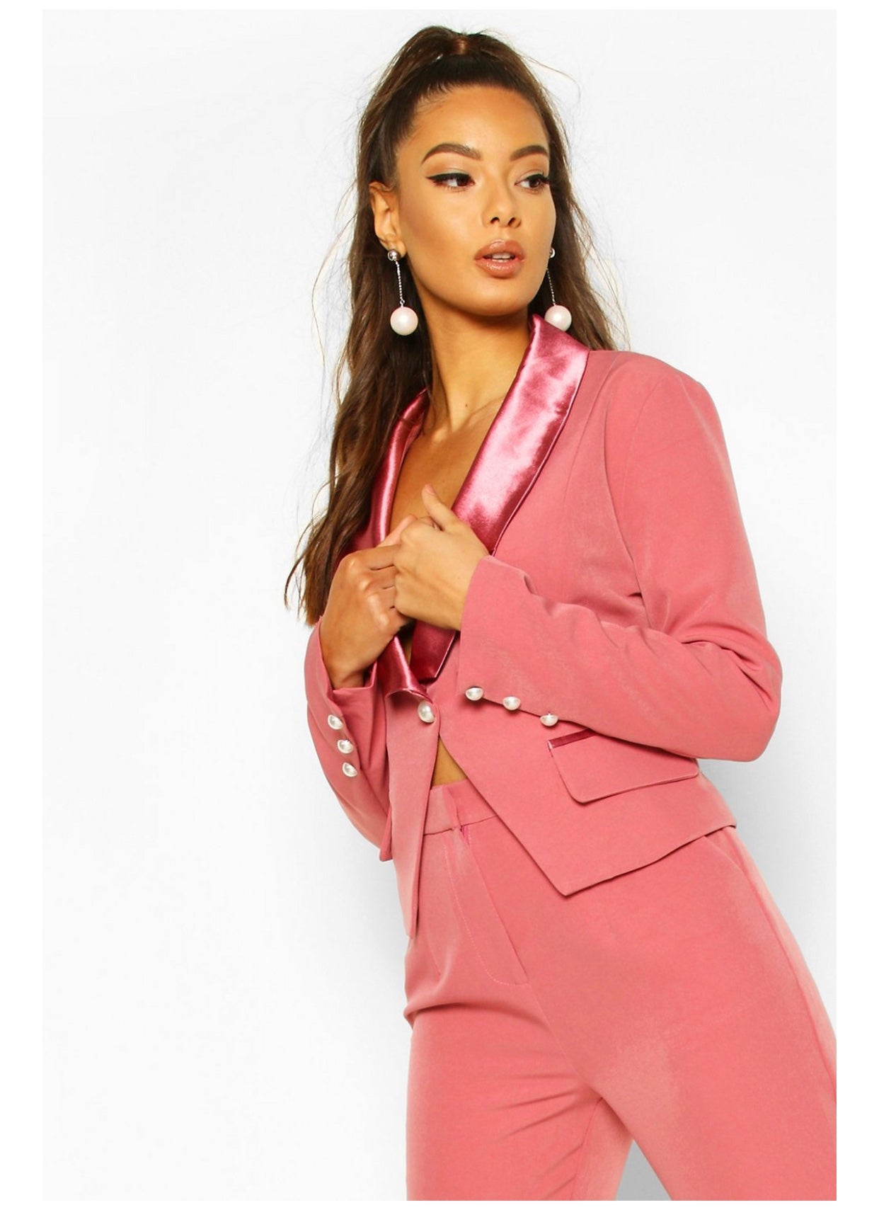 Ensemble: Blazer & Pantalon fuselé en satin à boutons nacrés