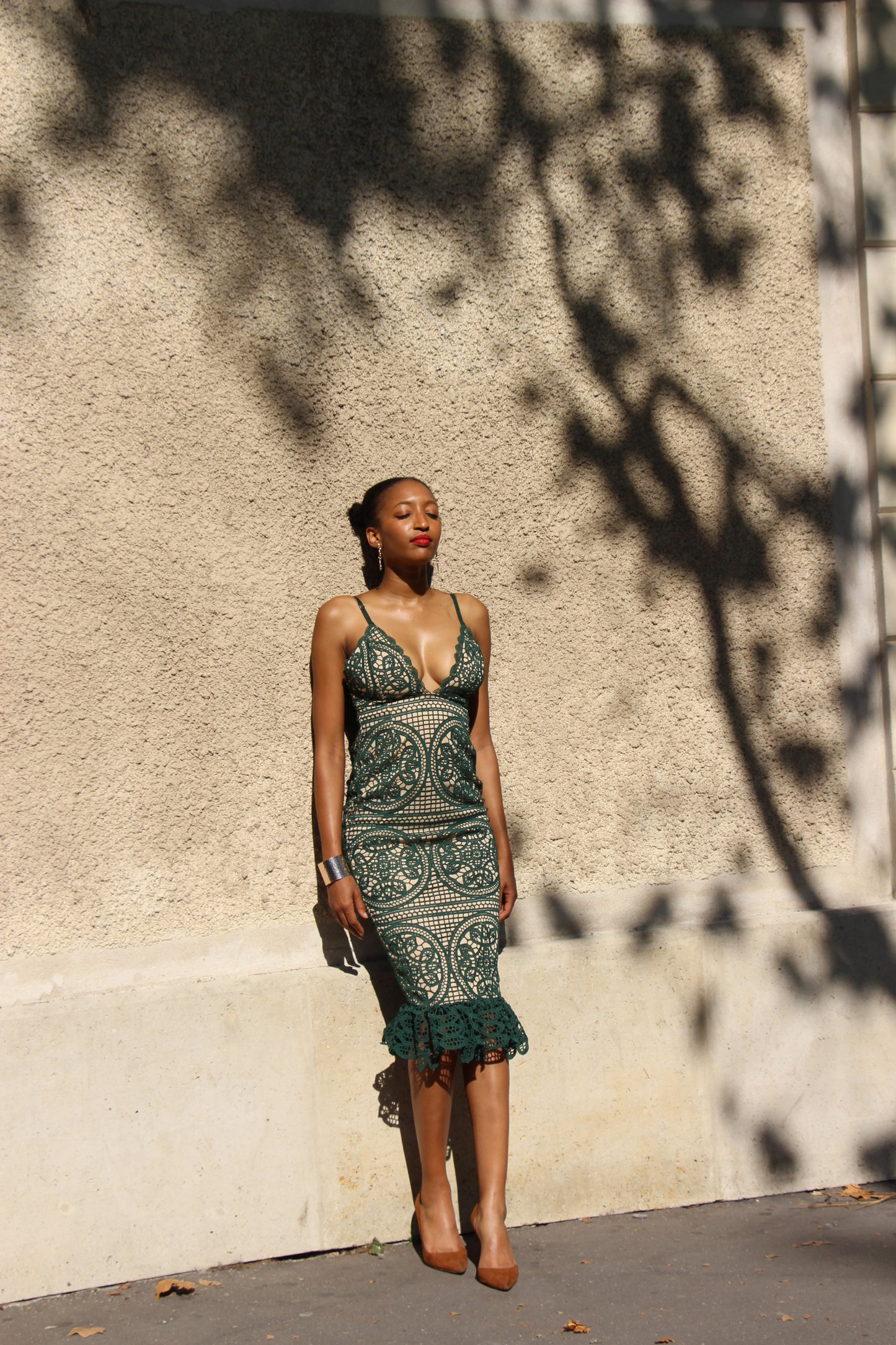 Robe mi-longue à ourlet volanté dentelle et bretelles fines