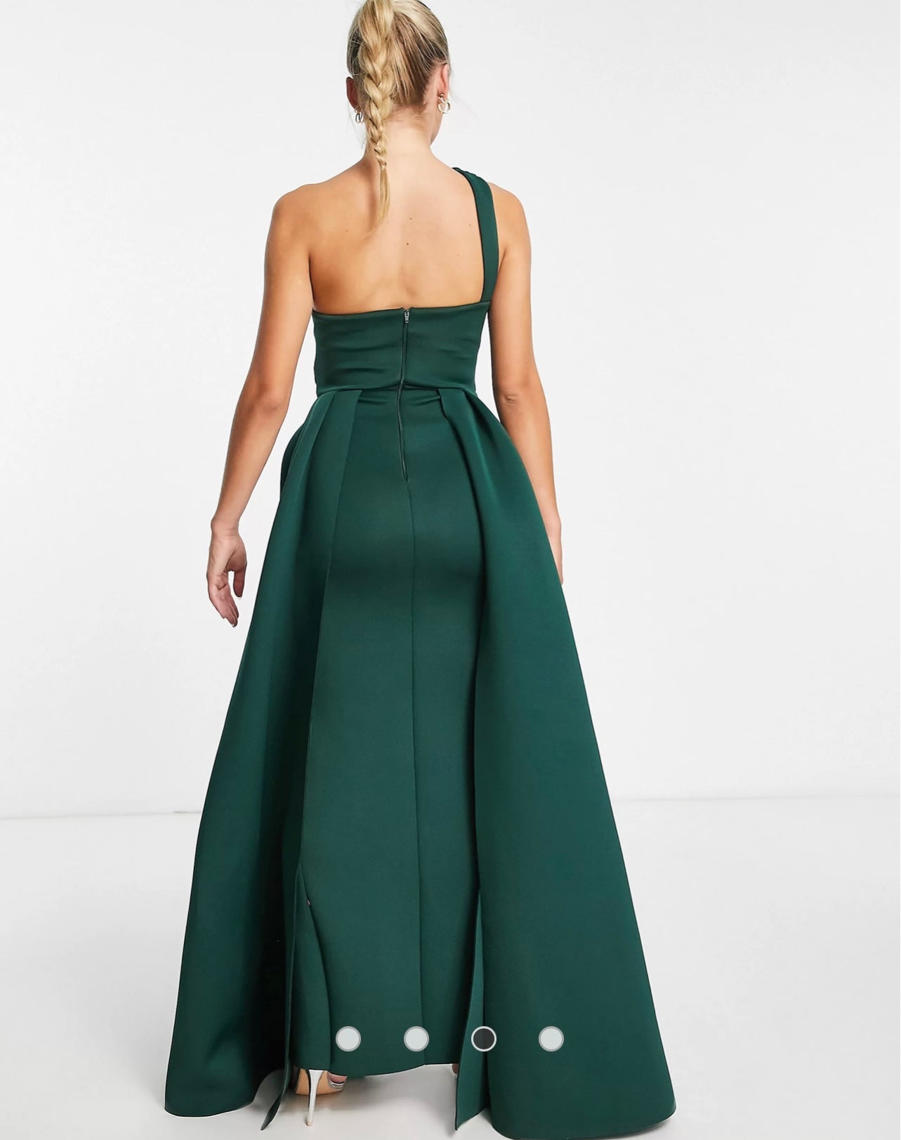 Robe longue à découpe et encolure asymétrique