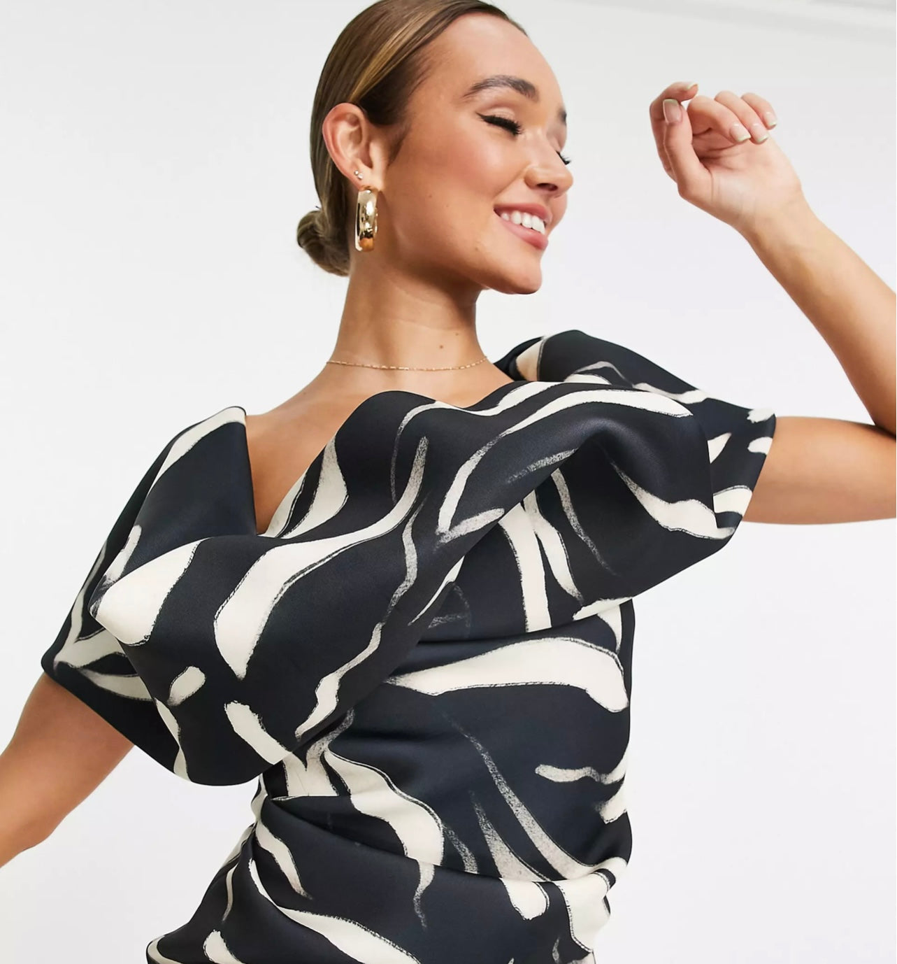 Robe crayon mi-longue asymétrique à détail bouffant