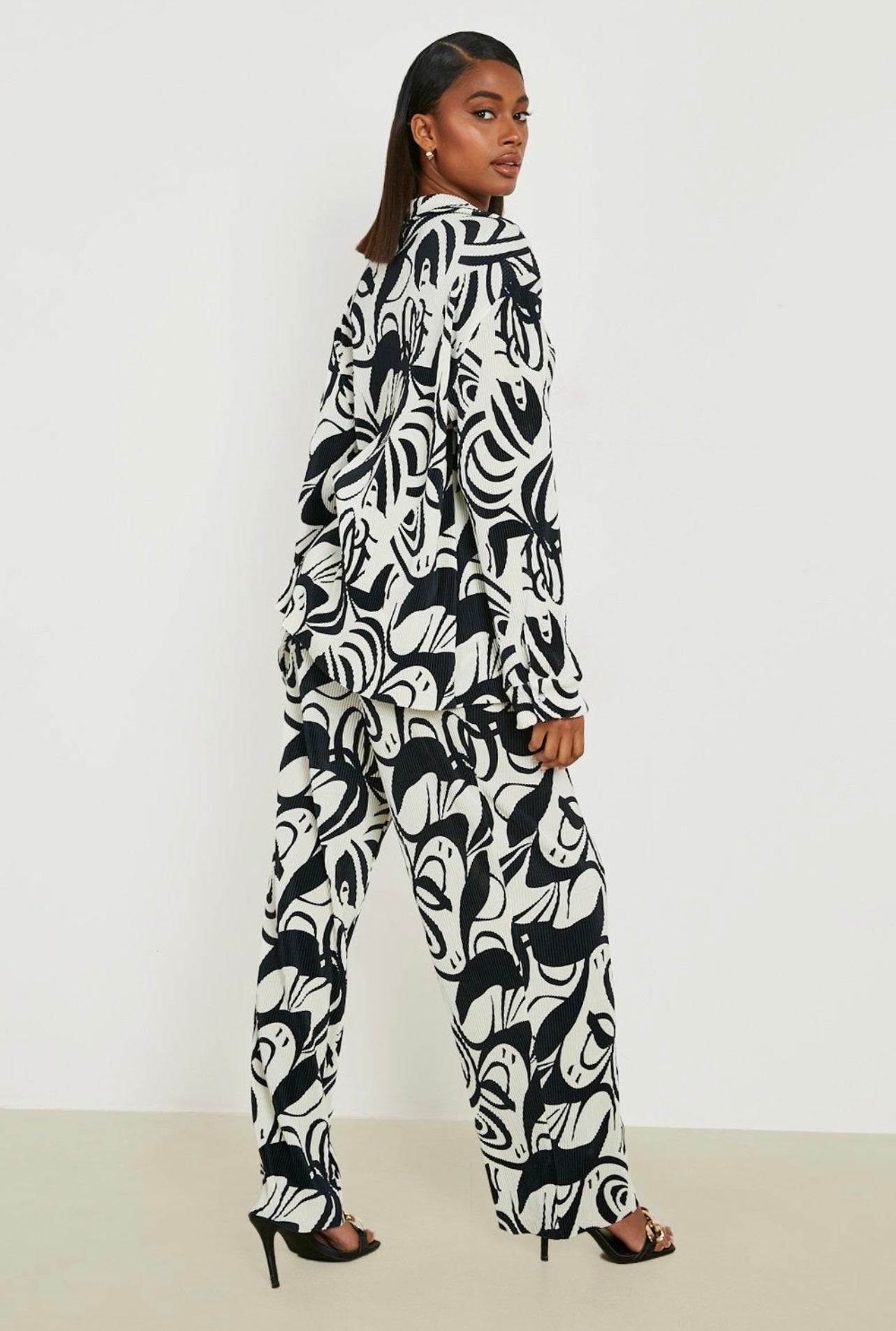 Ensemble plissé avec chemise et pantalon large à imprimé abstrait