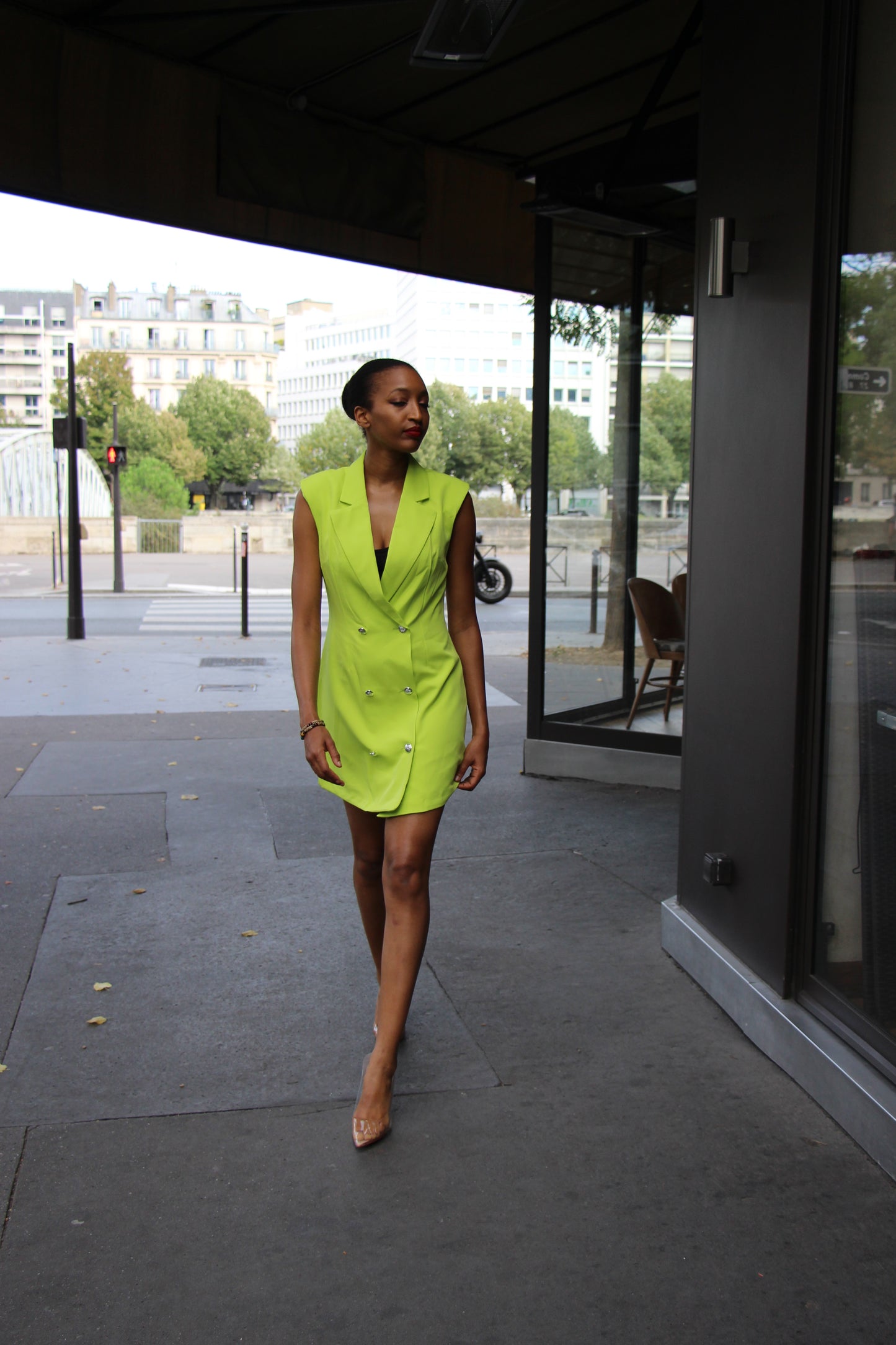 Robe blazer moulante sans manches à bouton