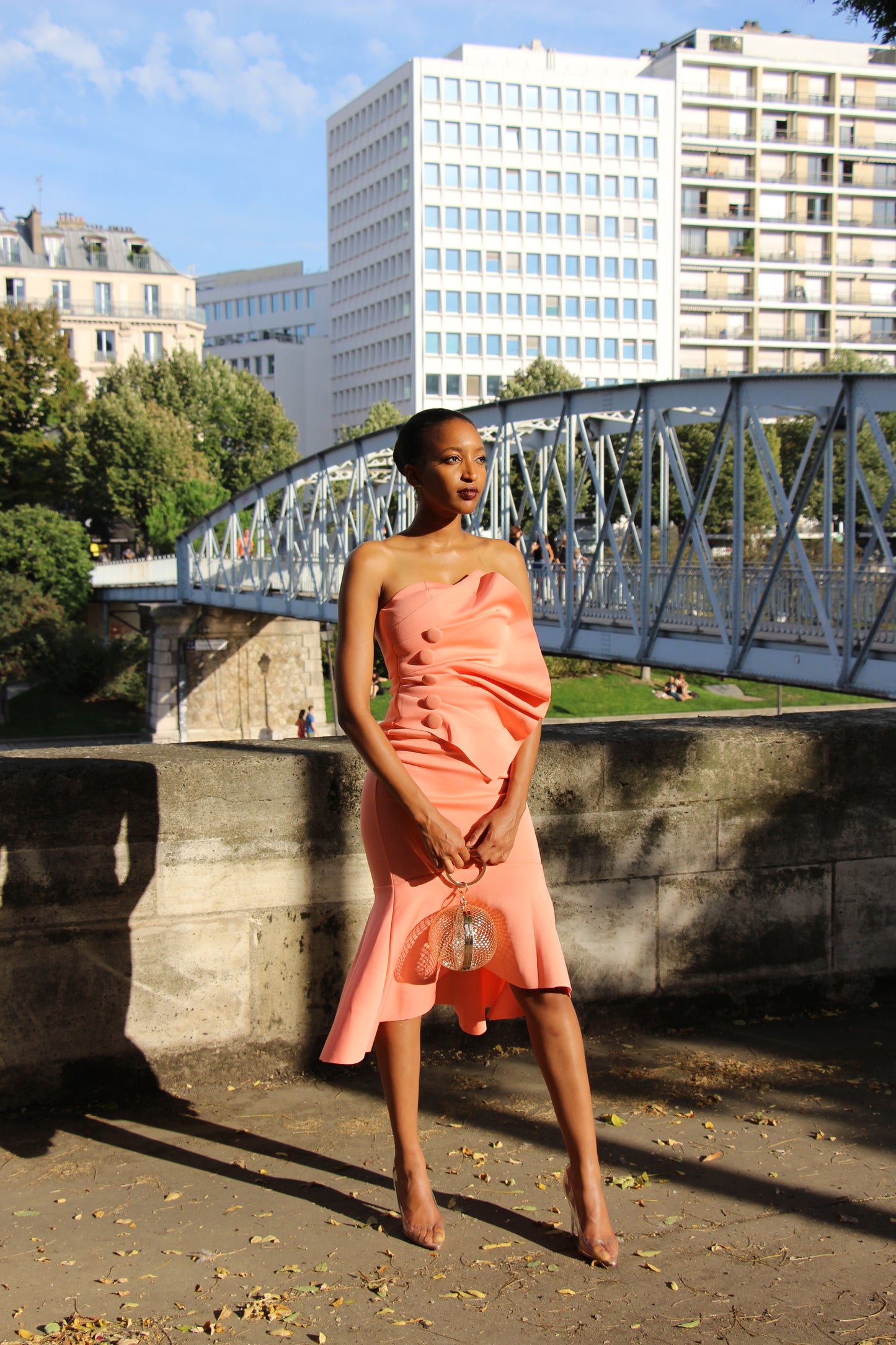 Robe mi-longue en tissu néoprène avec volants,boutons et ourlet péplum