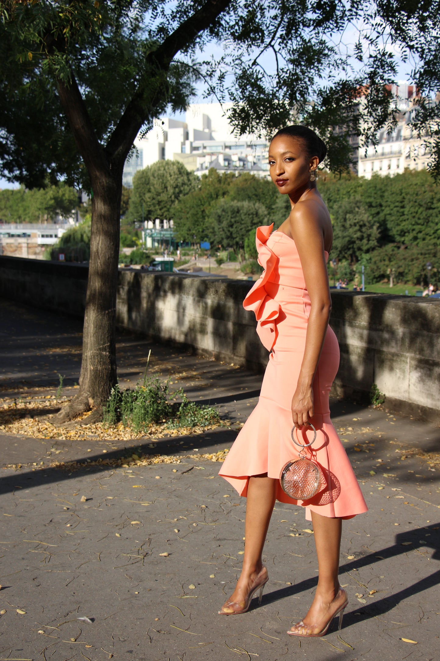 Robe mi-longue en tissu néoprène avec volants,boutons et ourlet péplum