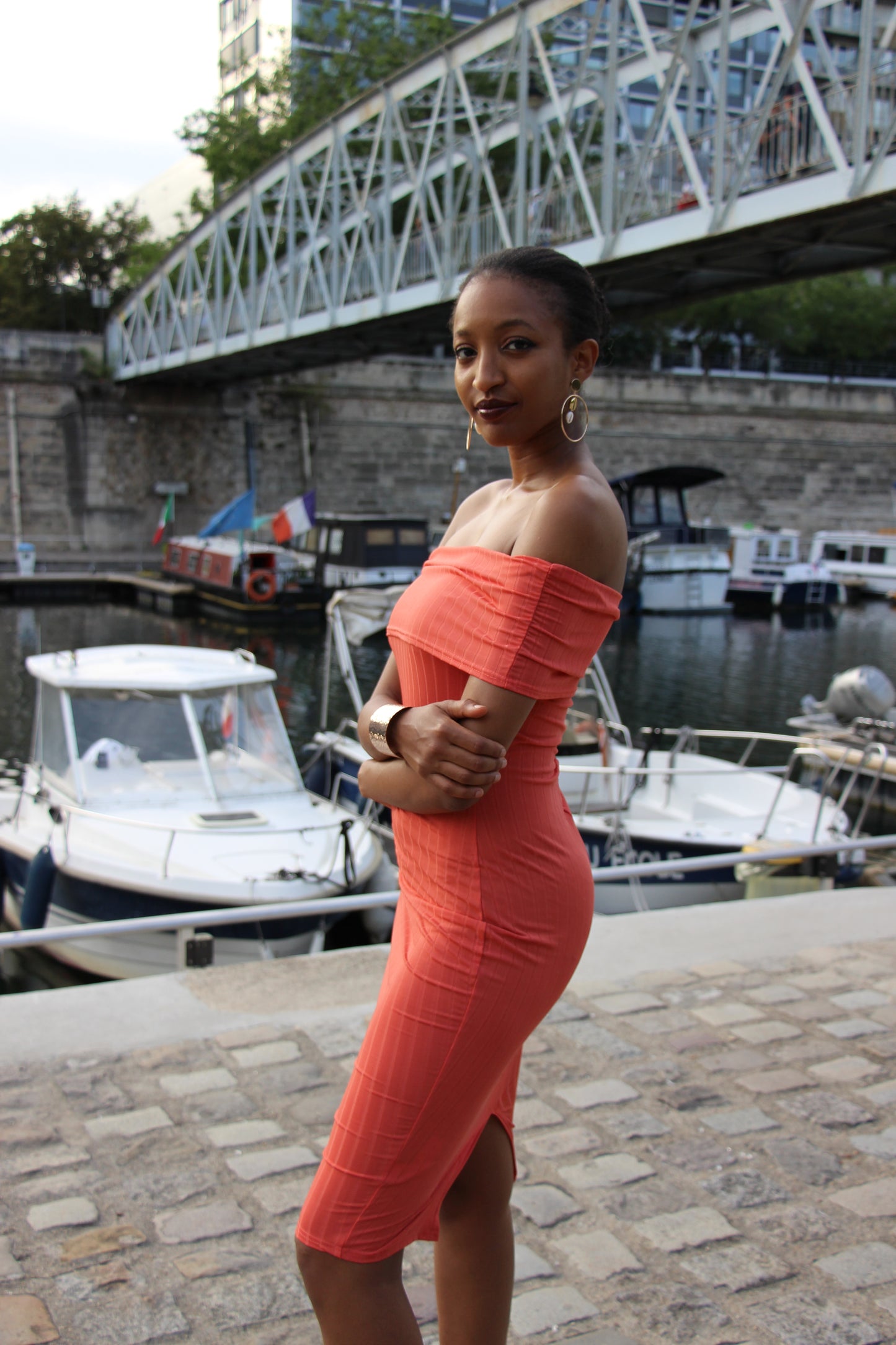 Robe mi-longue côtelée à épaules dénudées