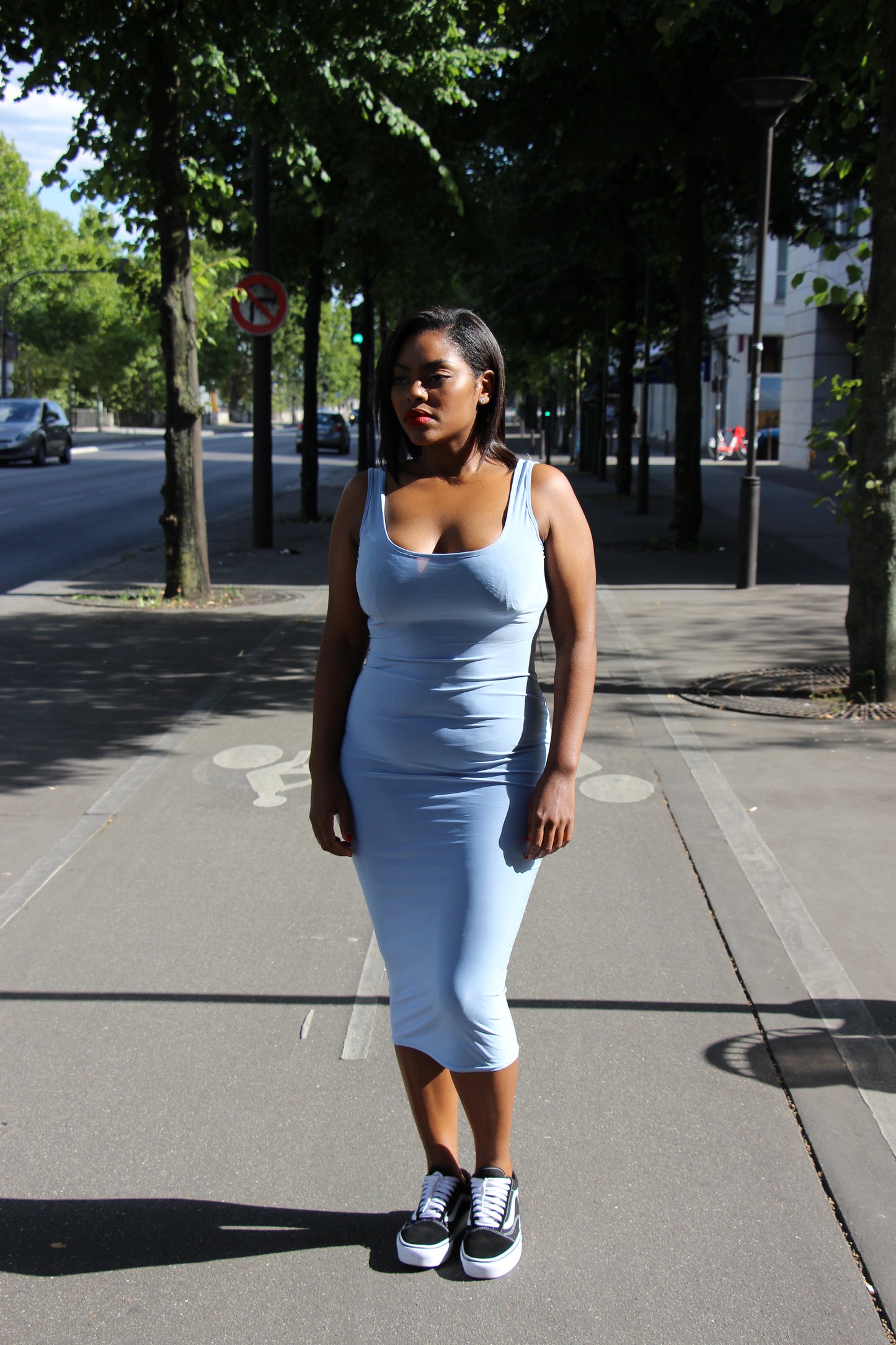 Robe mi-longue à encolure ronde et dos échancré