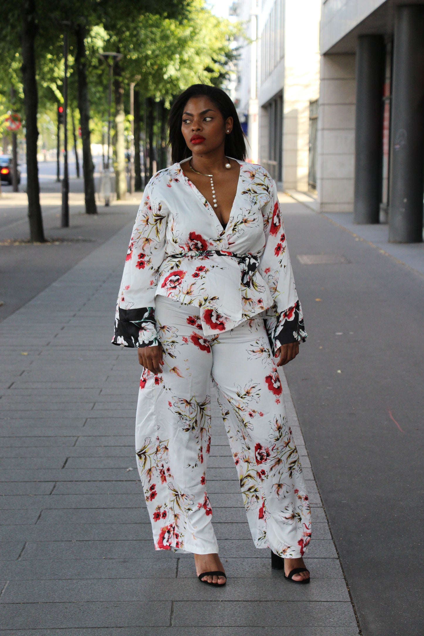 Ensemble: kimono blazer fleuri; pantalon jambes larges