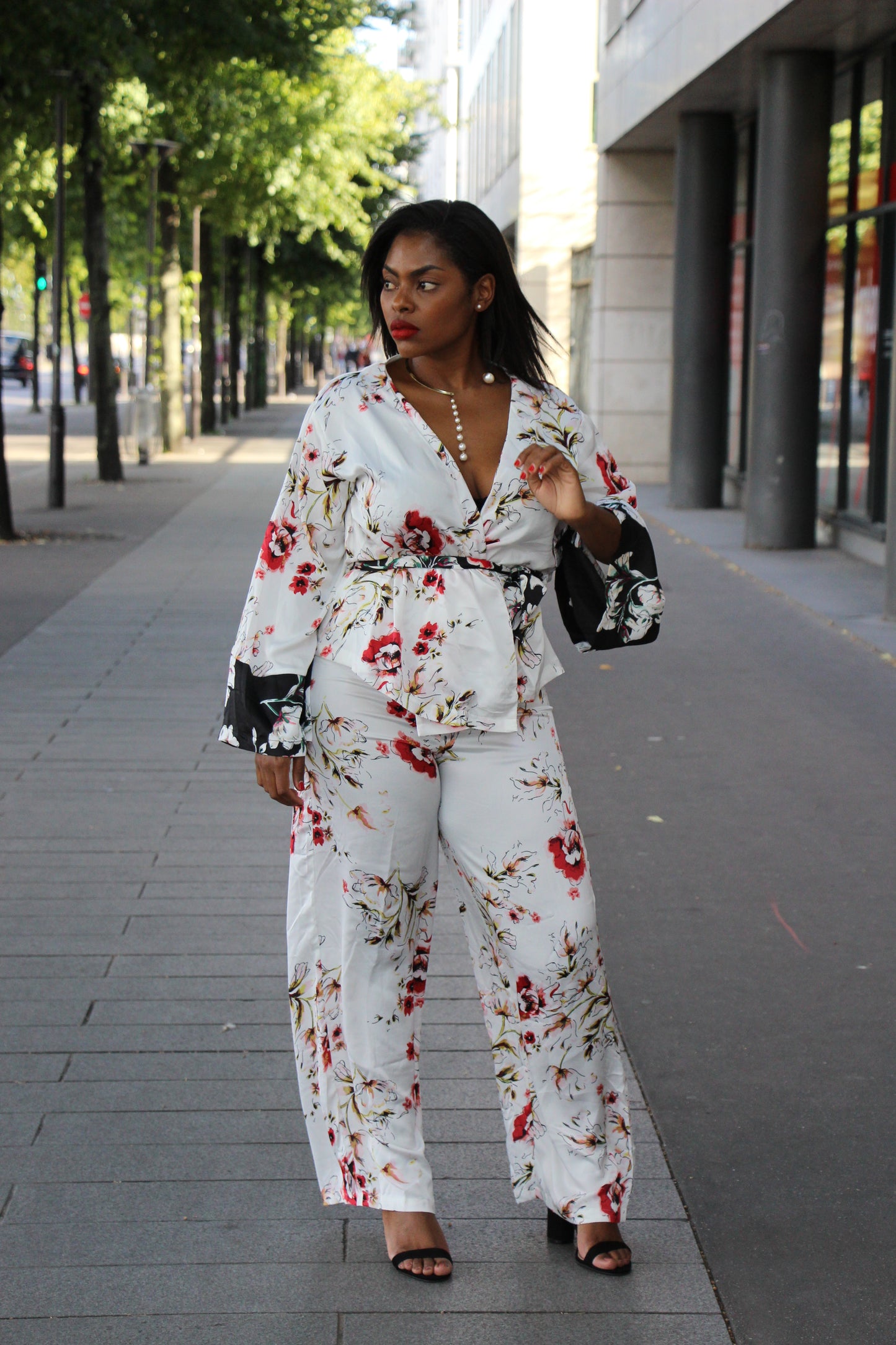Ensemble: kimono blazer fleuri; pantalon jambes larges