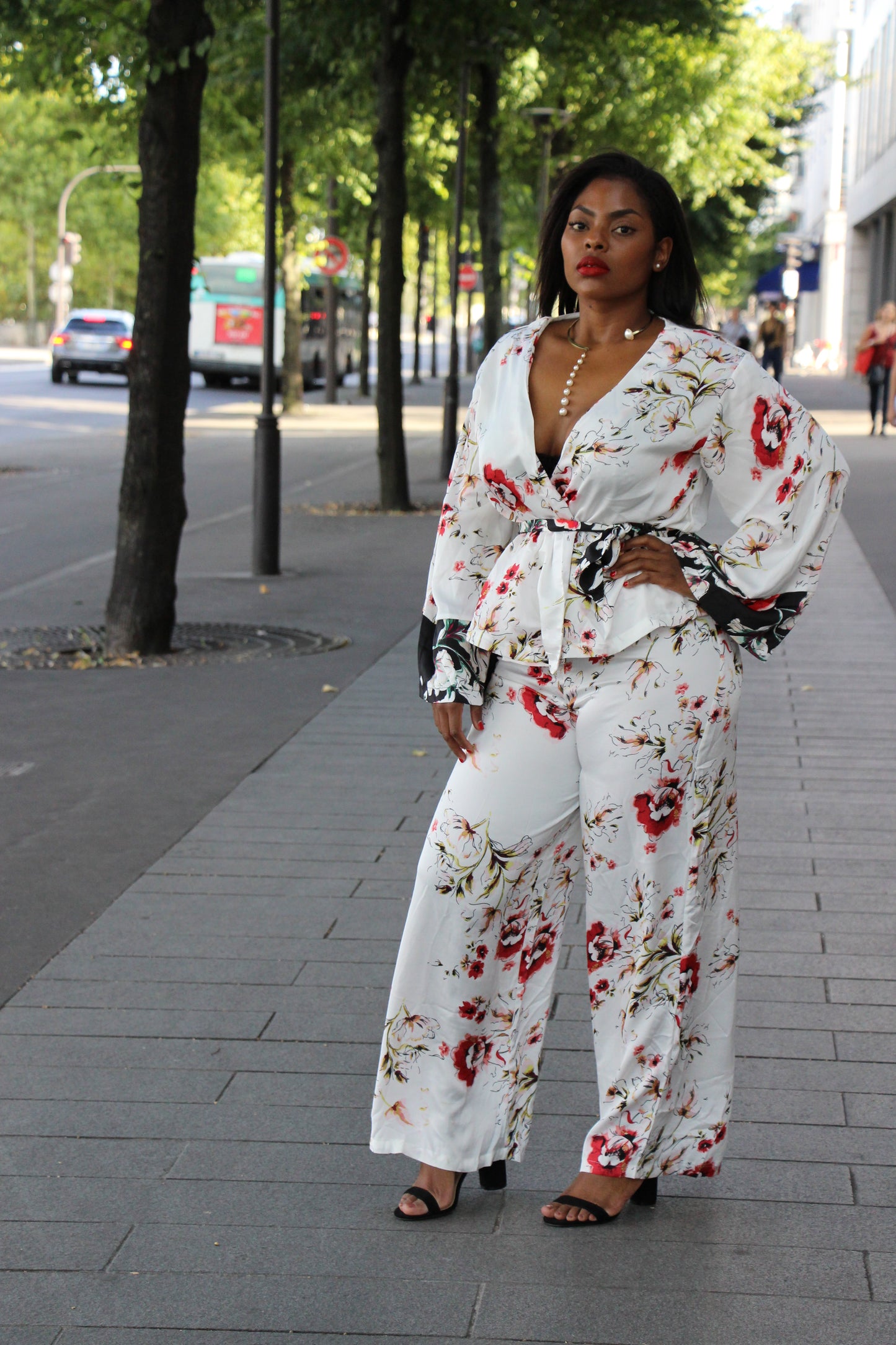 Ensemble: kimono blazer fleuri; pantalon jambes larges