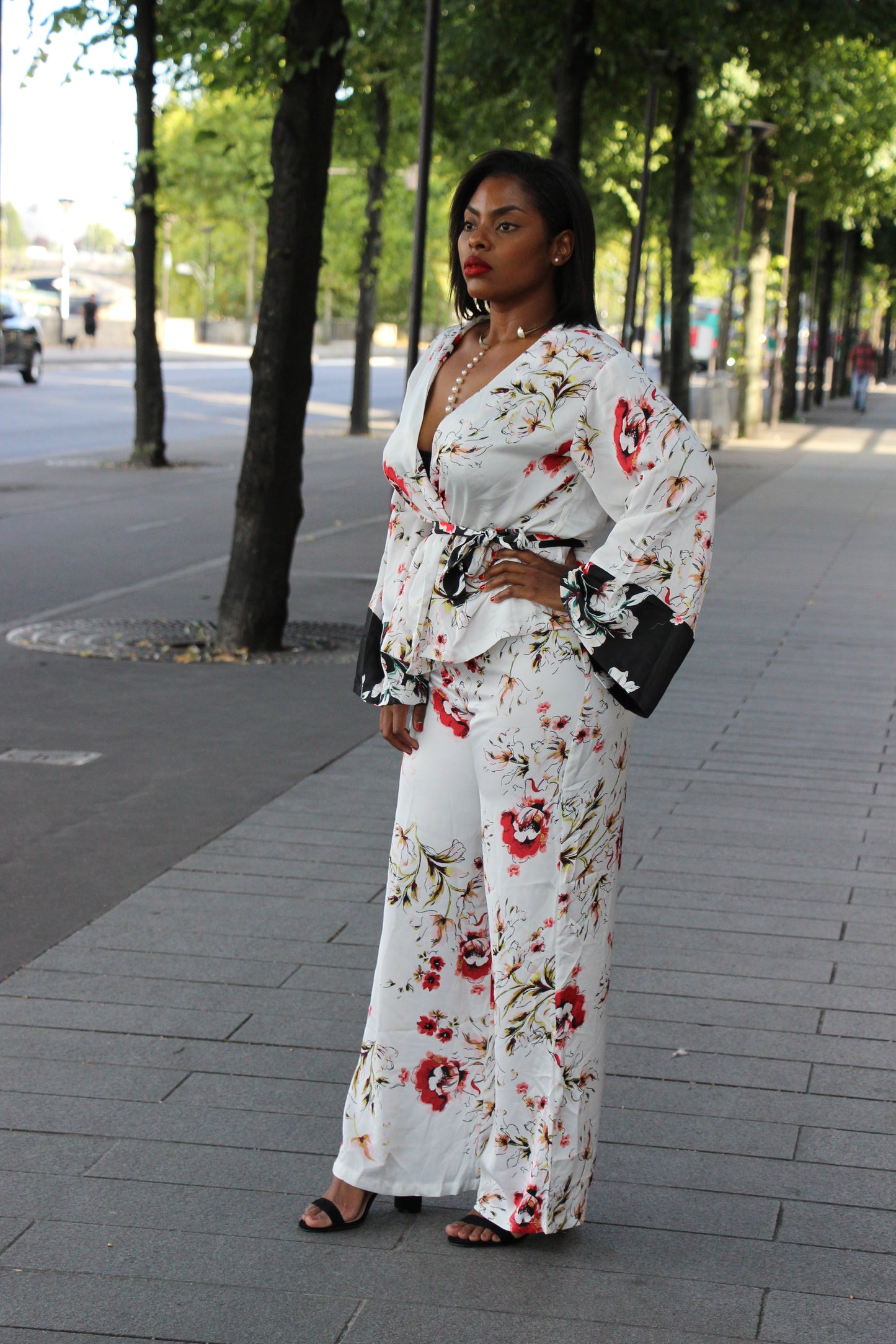 Ensemble: kimono blazer fleuri; pantalon jambes larges