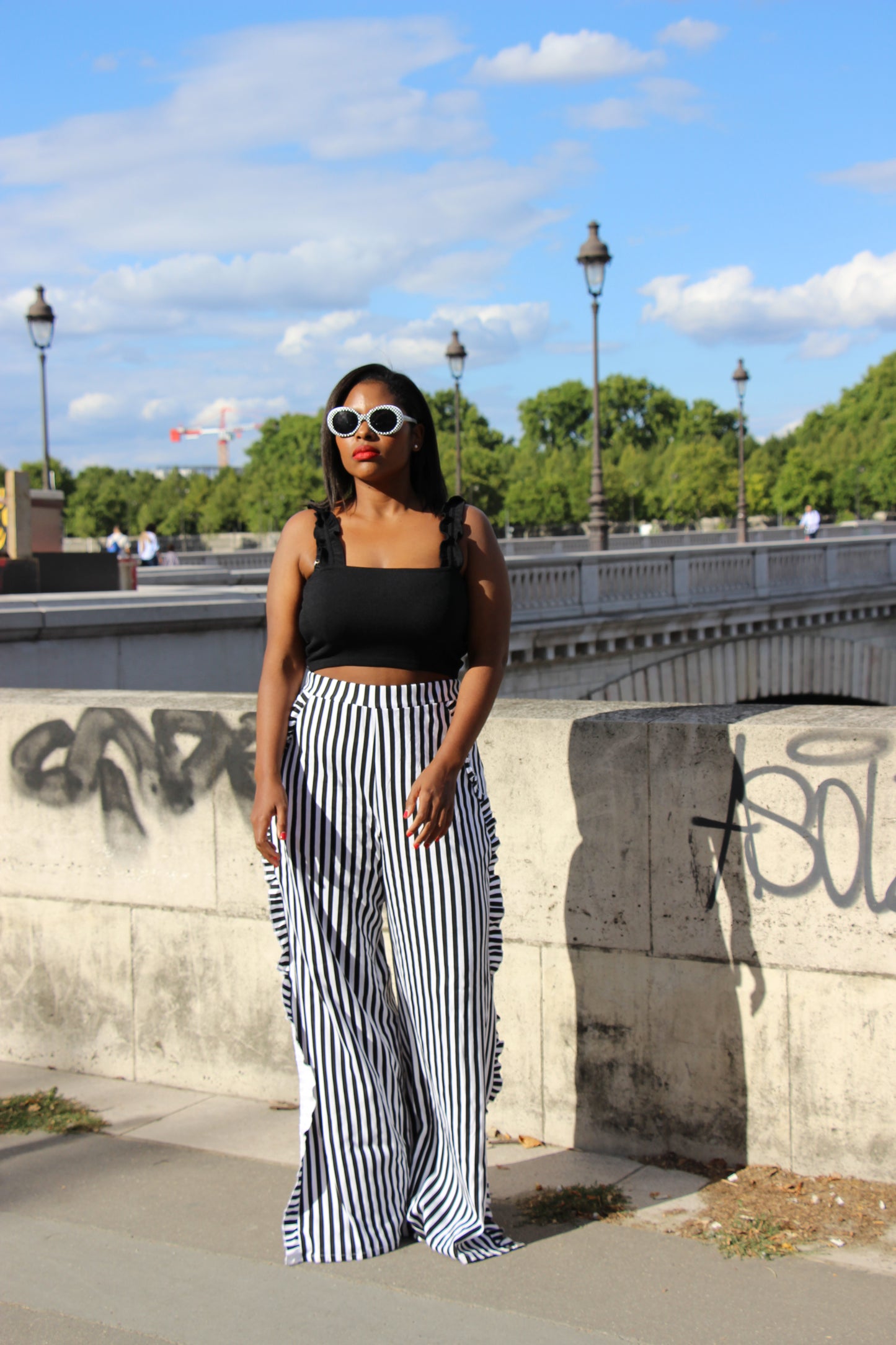 Pantalon à rayures et volants avec fentes latérales
