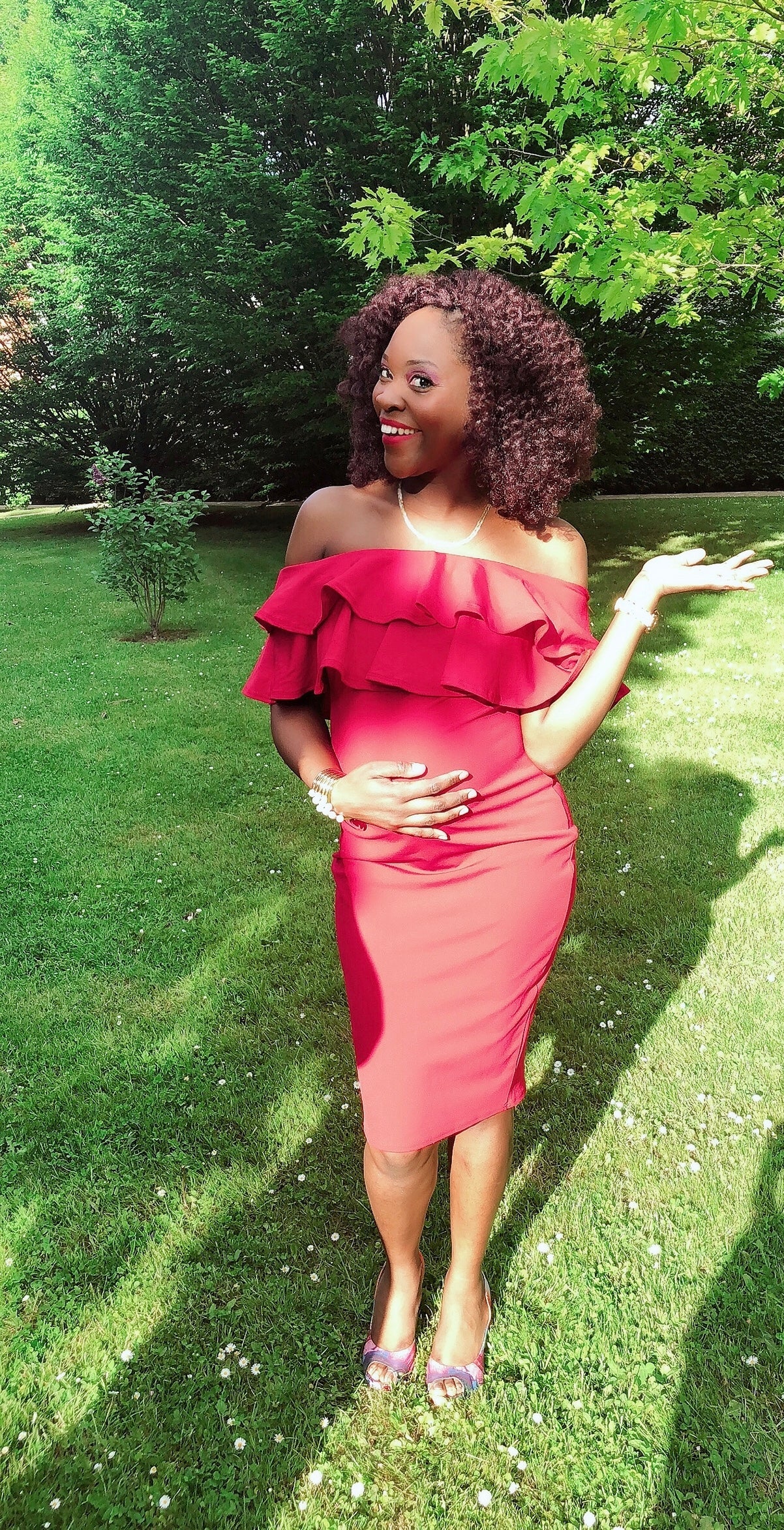 Robe maternité midi à volants et épaules dénudées