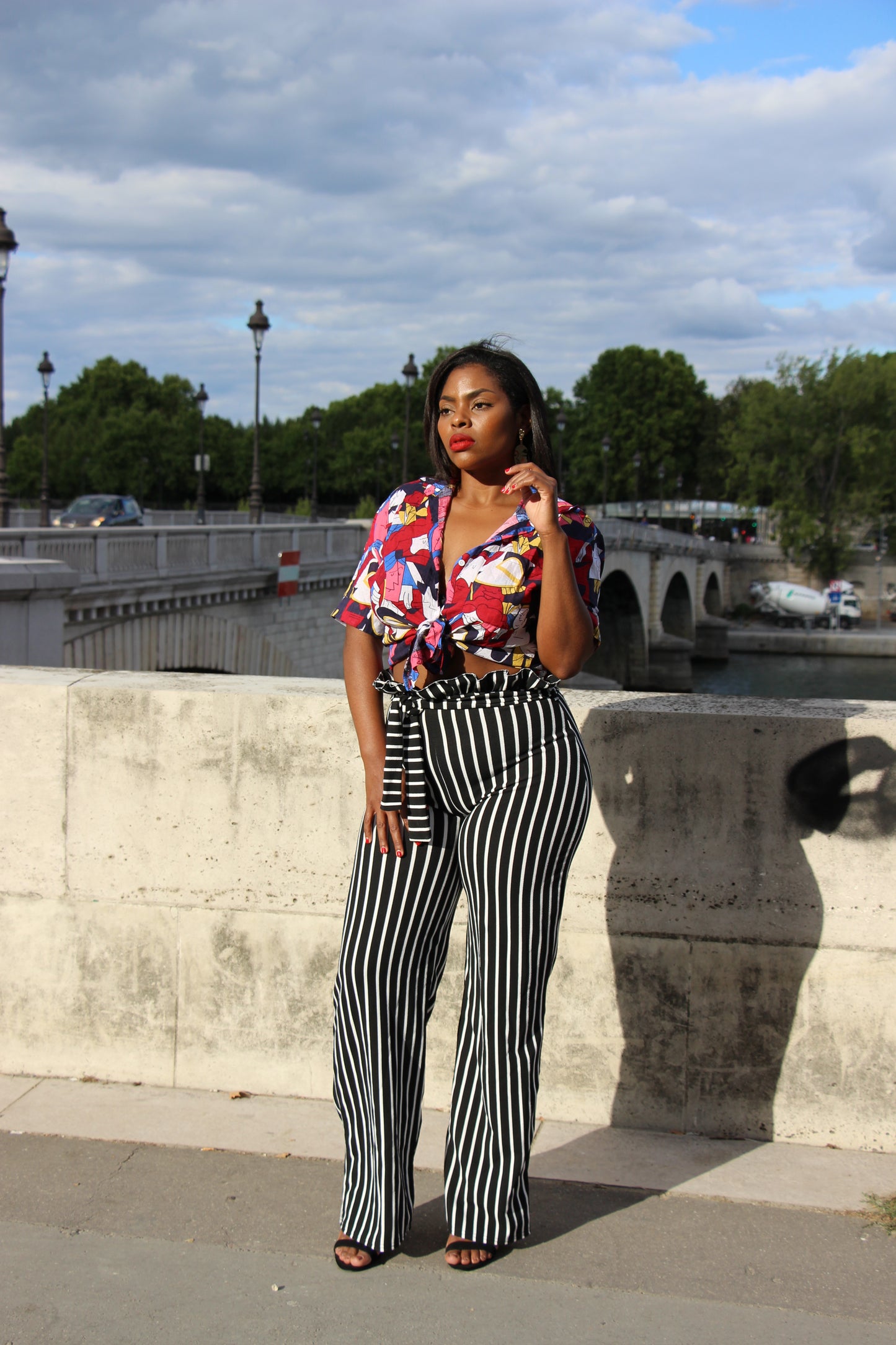 Pantalon ample à taille haute froissée et rayures verticales