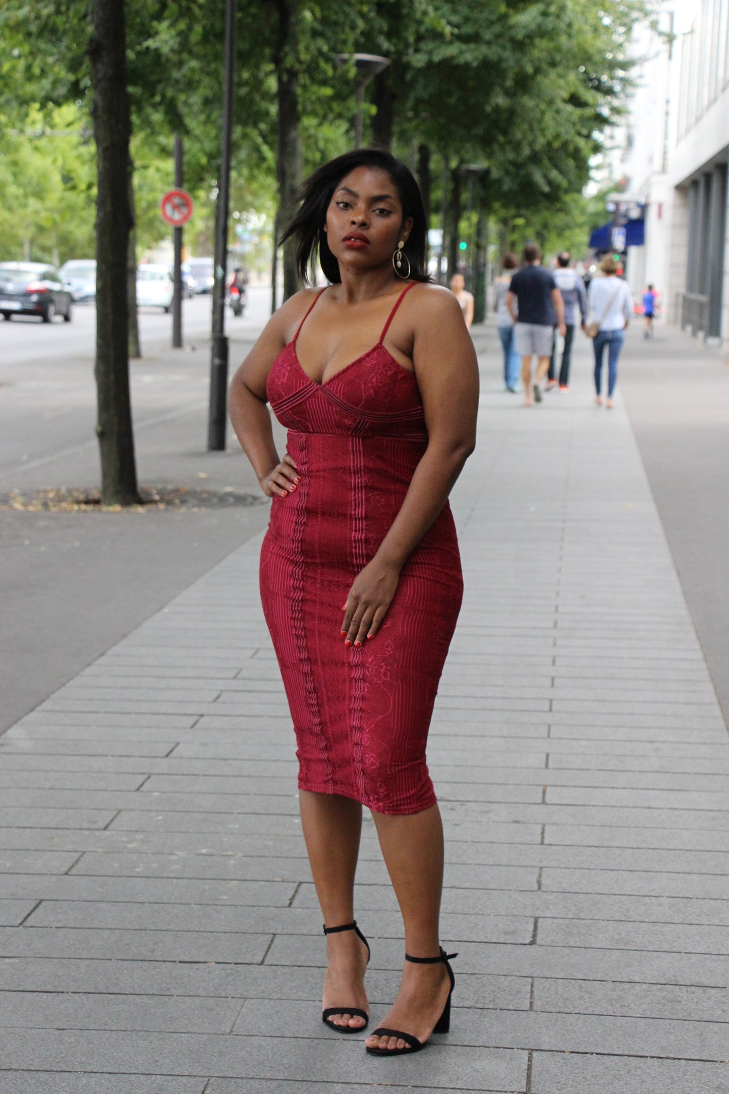 Robe mi-longue à rayures en mesh et dentelle