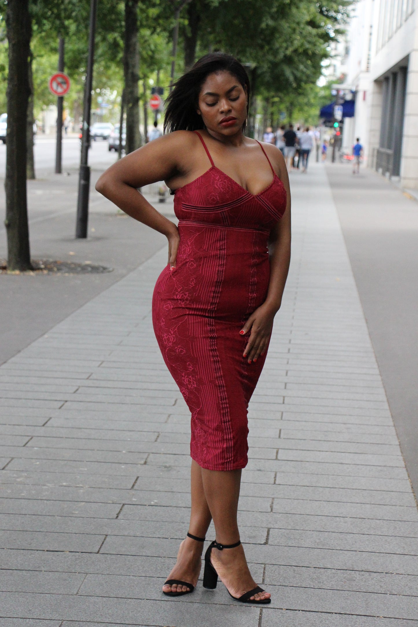 Robe mi-longue à rayures en mesh et dentelle