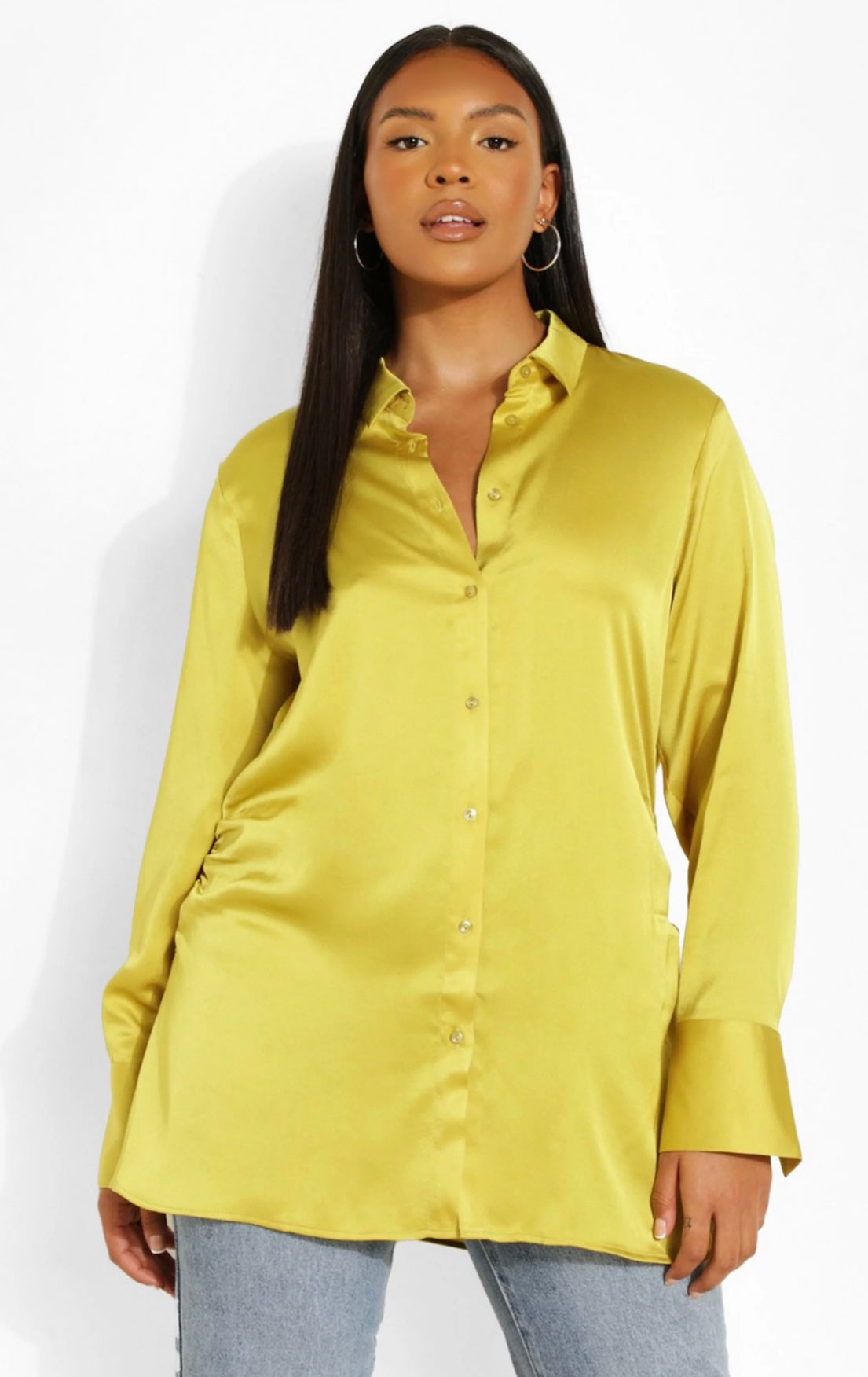 Chemise satinée froncée sur les côtés