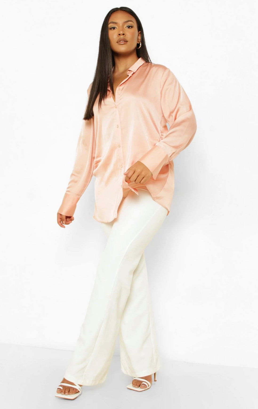 Chemise satinée froncée sur les côtés