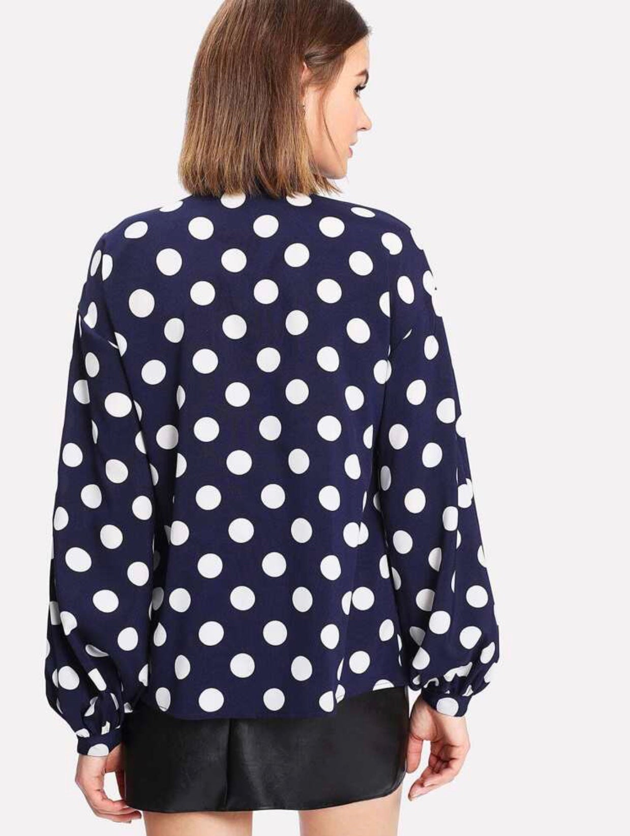 Blouse à pois avec manches lanternes et noeud à l'encolure