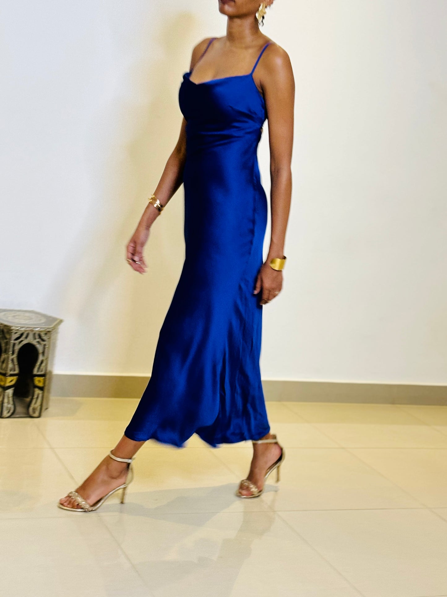 Robe longue à décolleté cascade et lanières au dos