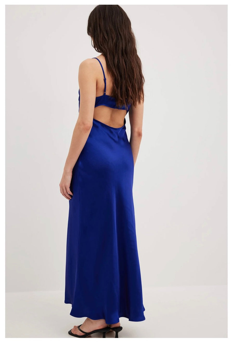 Robe longue à décolleté cascade et lanières au dos