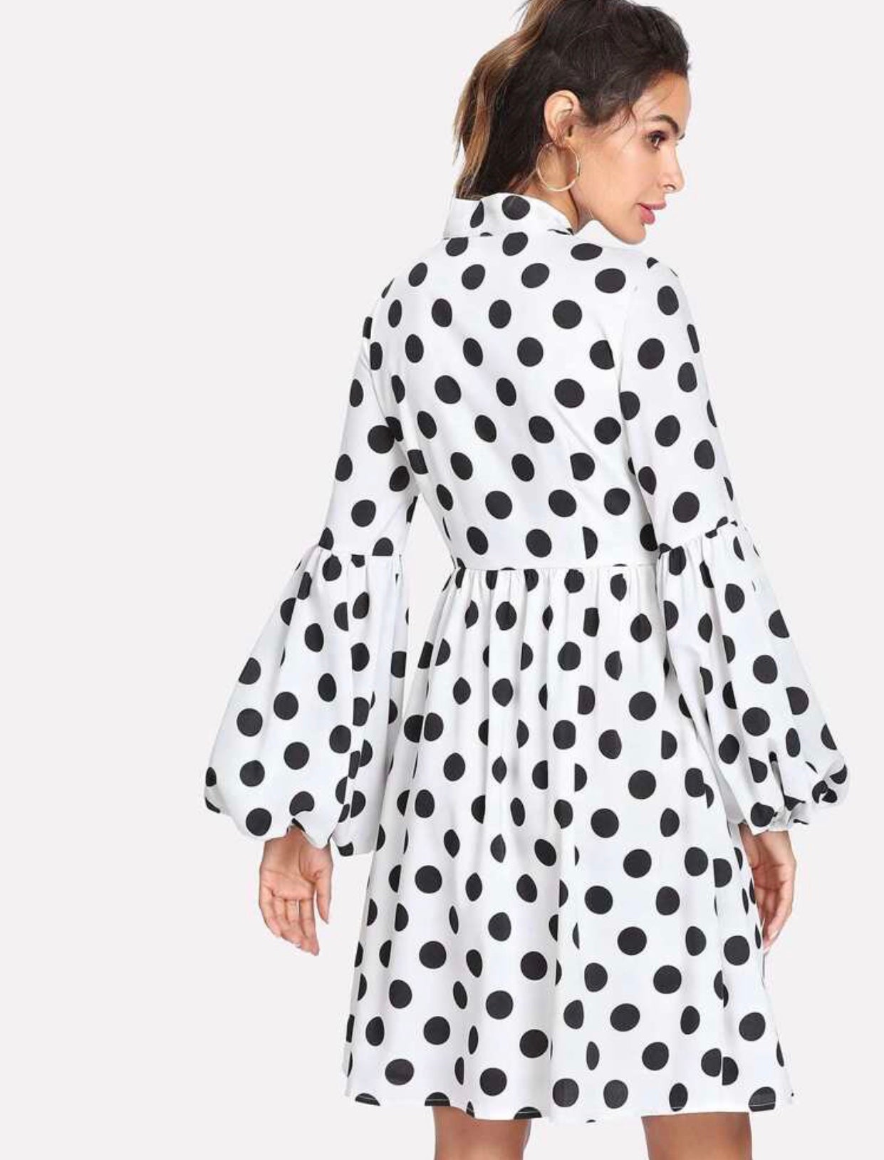 Robe avec lacet au col à pois