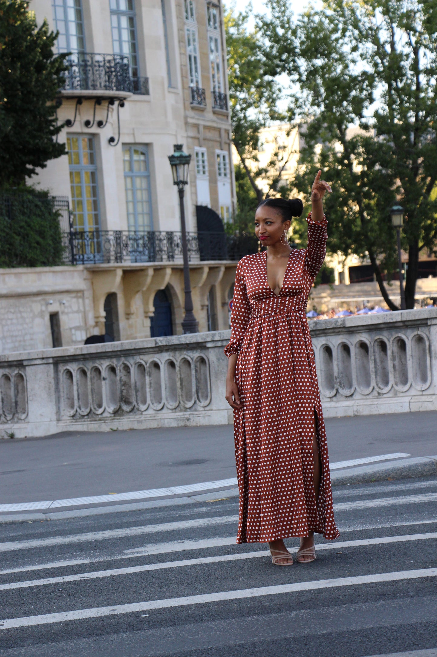 Robe maxi à décolleté plongeant à pois