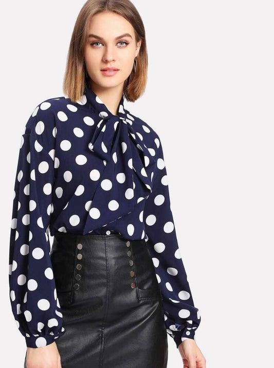 Blouse à pois avec manches lanternes et noeud à l'encolure