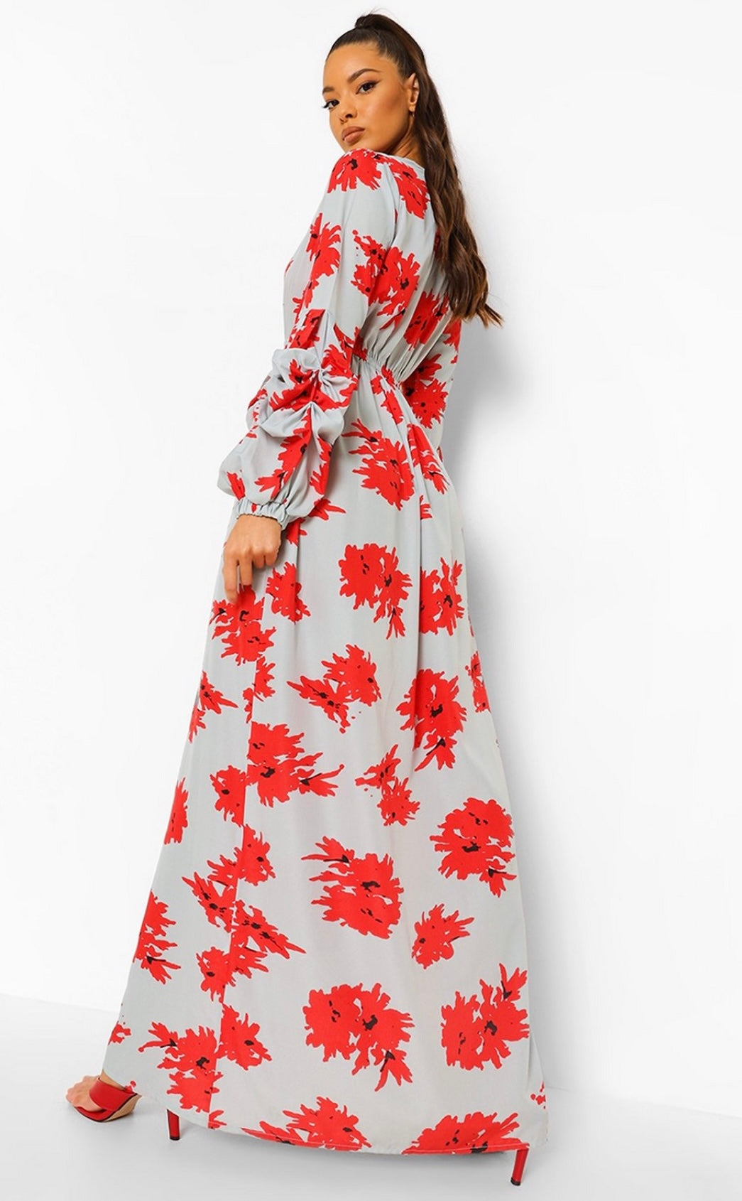 Robe longue à fleurs et manches froncées